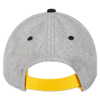 Casquette grise pour enfant du BVB, avec une fermeture jaune et un bouton noir. Vue arrière du modèle.