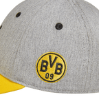 黄色のつばと「BVB 09」の刺繍ロゴが入った、幼児用のグレーのBVBキャップ。ファンアイテムとして最適です。