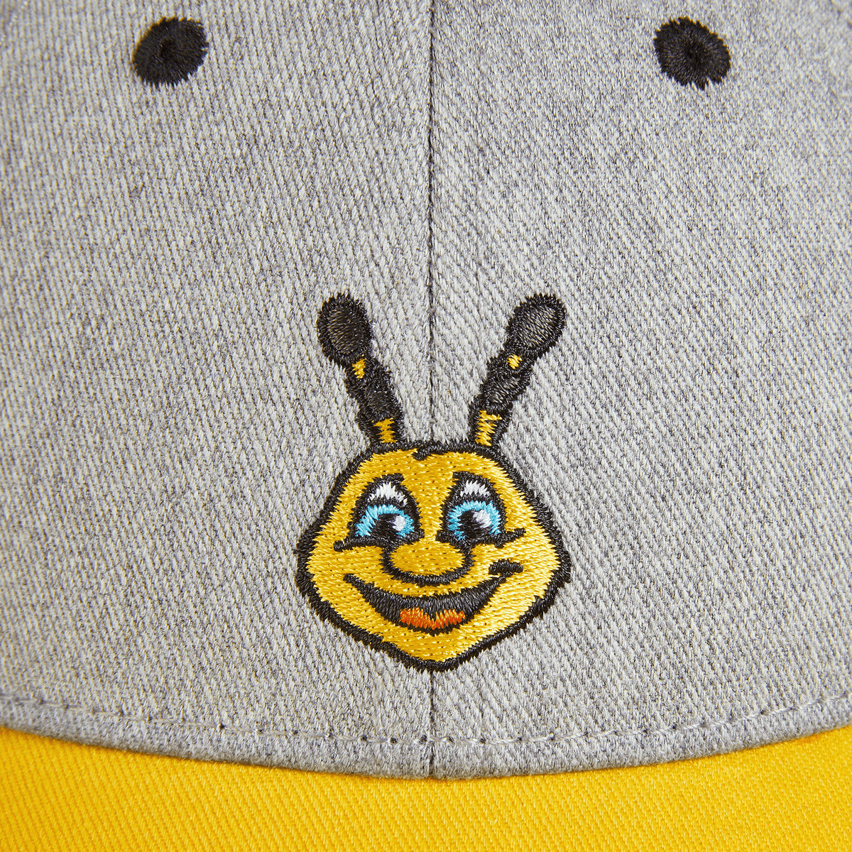 Vue détaillée d'une casquette grise avec une visière jaune et le logo EMMA brodé, idéale pour les tout-petits supporters du BVB.