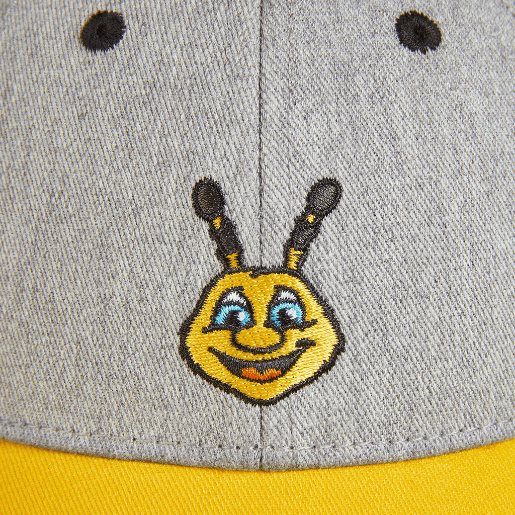 黄色のエンブレムと刺繍された「EMMA」のロゴが入ったグレーのキャップの詳細写真。BVBの幼児ファンにぴったりです。