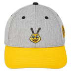 黄色いつばのついた幼児用グレーのキャップ。BVBのファンアイテムで、側面に「EMMA」のハチとBVBのエンブレムが刺繍されています。