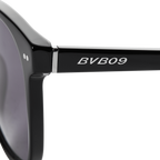 Gafas de sol negras con un diseño elegante de la colección BVB X Kapten & Son, con gran atención al detalle y el logotipo «BVB09» en la patilla.