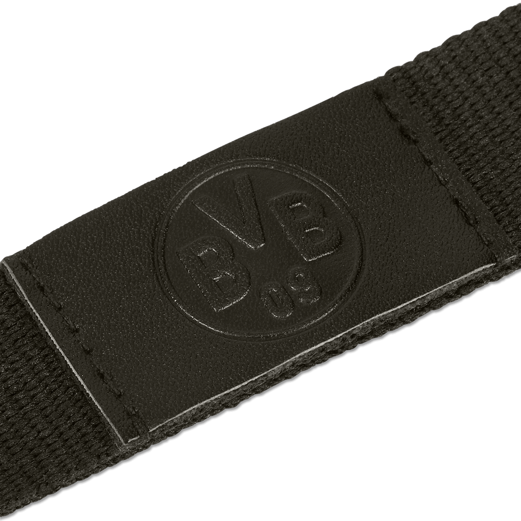 Gros plan sur un porte-clés noir du BVB muni d'un mousqueton et arborant l'emblème « BVB 09 » en relief sur du cuir.