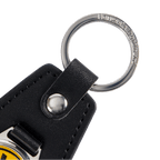 Schwarzer BVB-Schlüsselanhänger aus Leder mit Metallelement. Auf dem Ring ist Borussia Dortmund eingraviert, darunter ein gelbes BVB-Emblem.