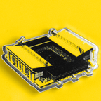 Ein BVB-Pin in der Form des SIGNAL IDUNA PARKs, schwarzgelb mit silbernem Rand, ideal als Sammlerstück oder Fanartikel.