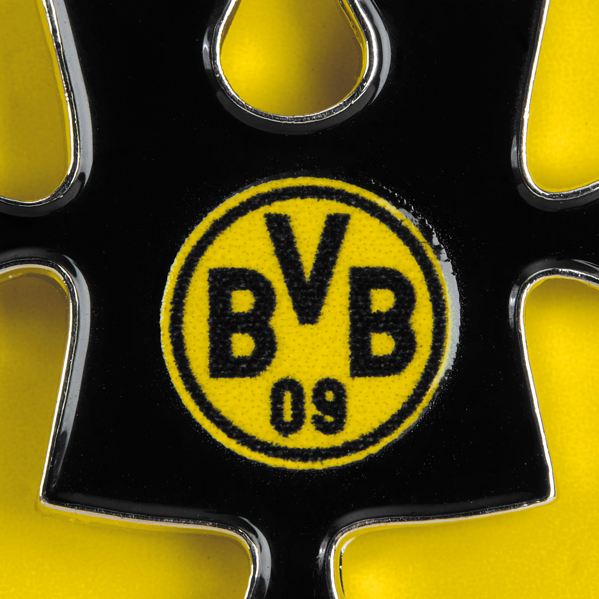 BVB徽章套装包含两块黑黄配色的拼图，上面印有BVB徽标，是球迷们的完美配饰。