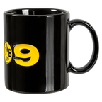 黒色のBVB 09マグカップ。黄色のBVBロゴと「09」の数字が入っており、ボルシア・ドルトムントのファンに最適です。