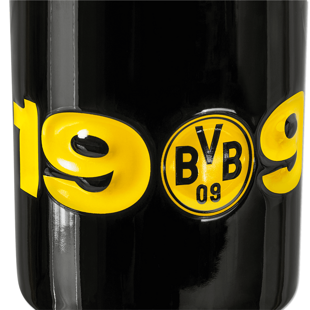 黒色のBVBマグカップ。黄色の「1909」の文字とBVB 09のロゴが入っており、ボルシア・ドルトムントのファンに最適です。