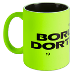 Tazza del BVB giallo neon con interno nero e grande scritta "Borussia Dortmund"; perfetta per i tifosi della squadra.