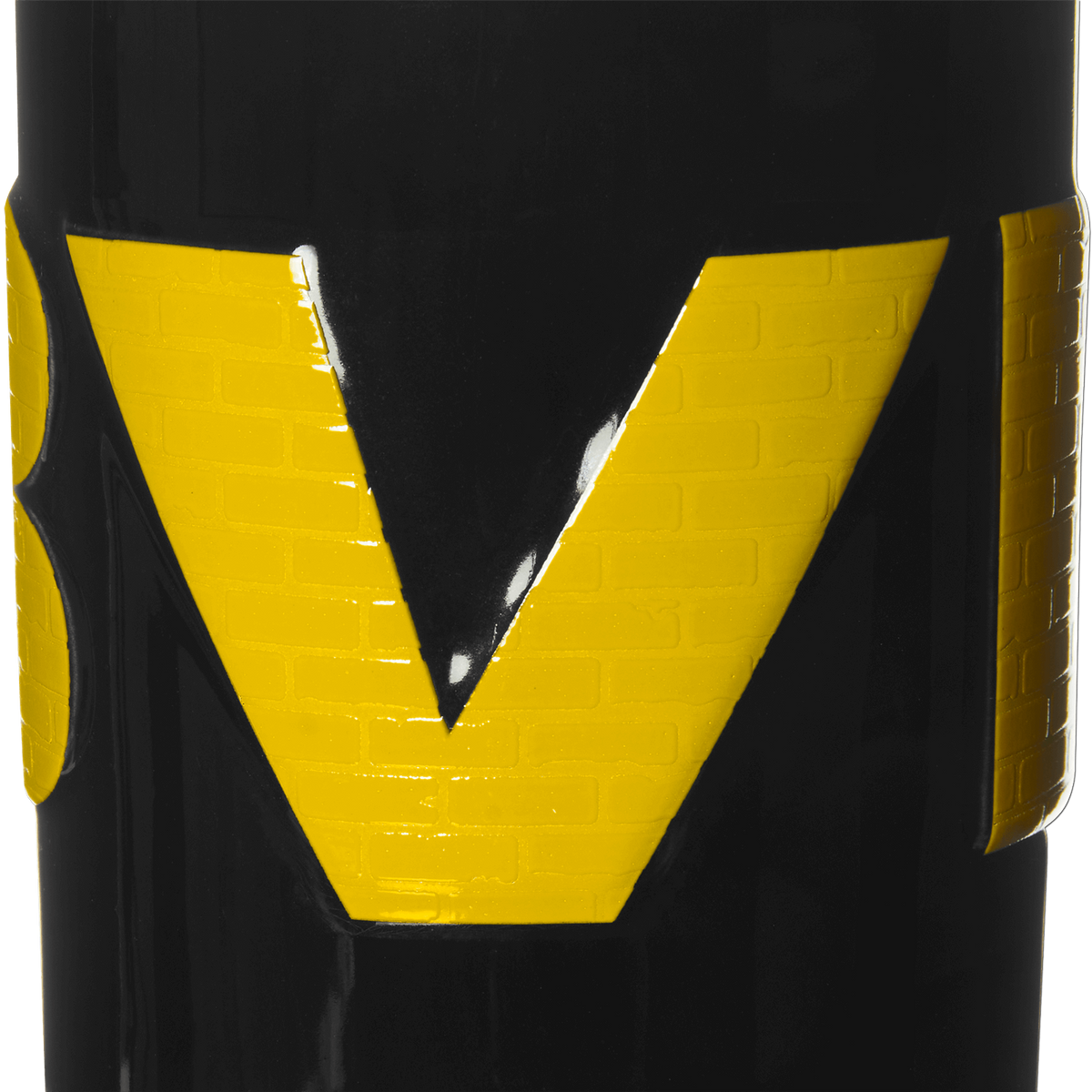 Die schwarzgelbe BVB 3D-Tasse mit erhabenem Design und Borussia Dortmund Schriftzug, ideal für Fans.