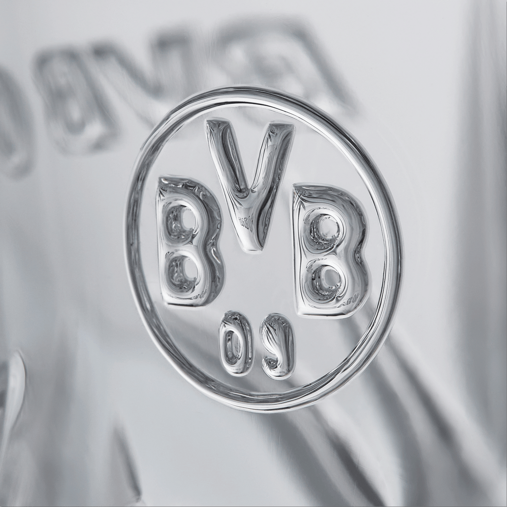Das Bild zeigt ein BVB Gläser 2er-Set mit eingraviertem Borussia Dortmund BVB-Logo, ideal für Fans.