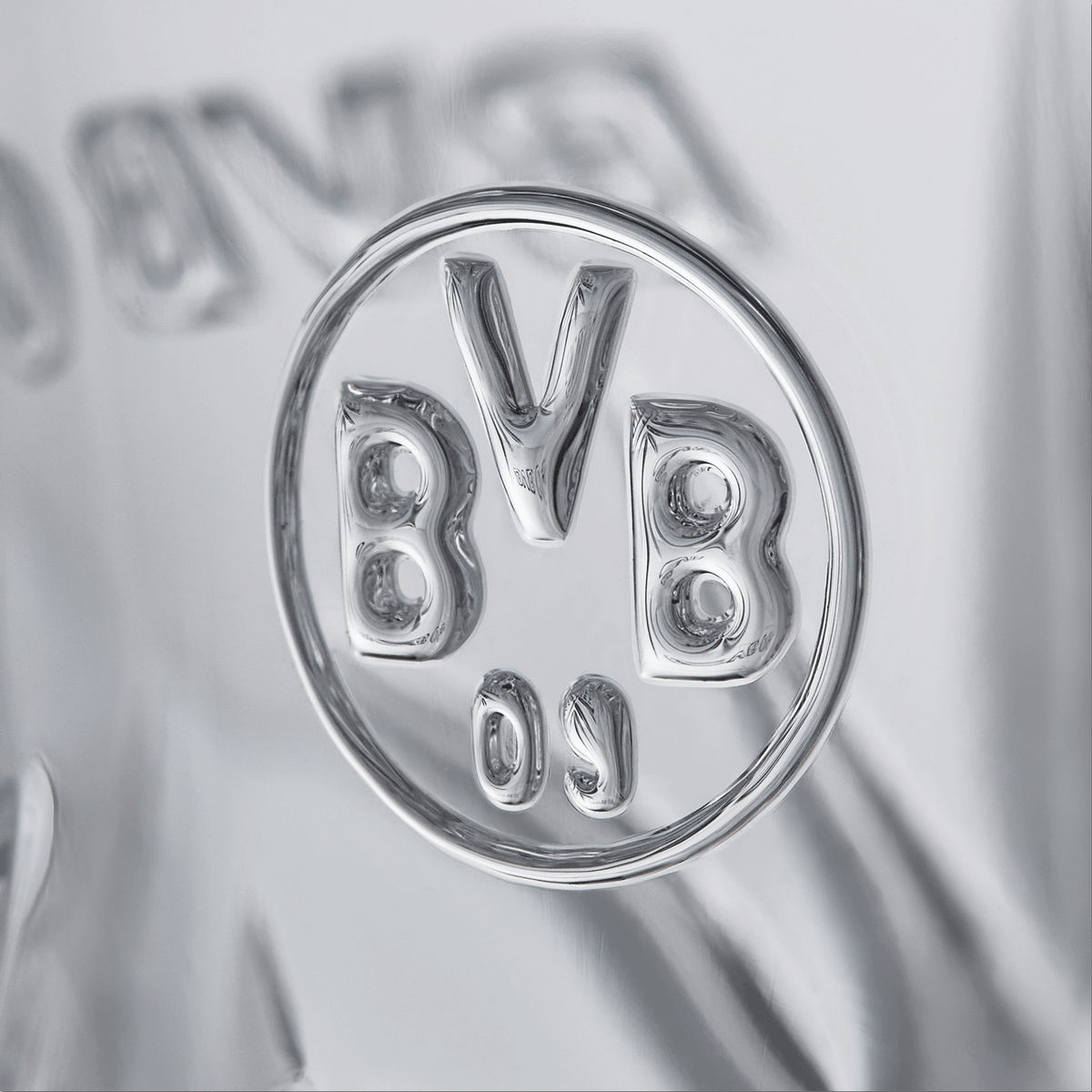 Das Bild zeigt ein BVB Gläser 2er-Set mit eingraviertem Borussia Dortmund BVB-Logo, ideal für Fans.