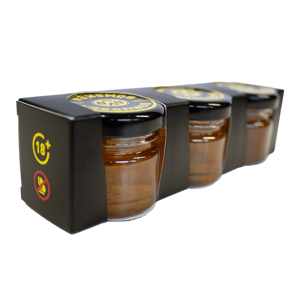Coffret noir et jaune contenant trois bocaux de liqueur de noisette « Borussen » et arborant le logo du BVB, idéal comme cadeau pour les supporters.