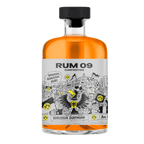 Rum “BVB 09 Kunstedition” in un’elegante bottiglia di vetro con motivi dedicati ai tifosi e dettagli del Borussia Dortmund, ideale per appassionati e collezionisti.