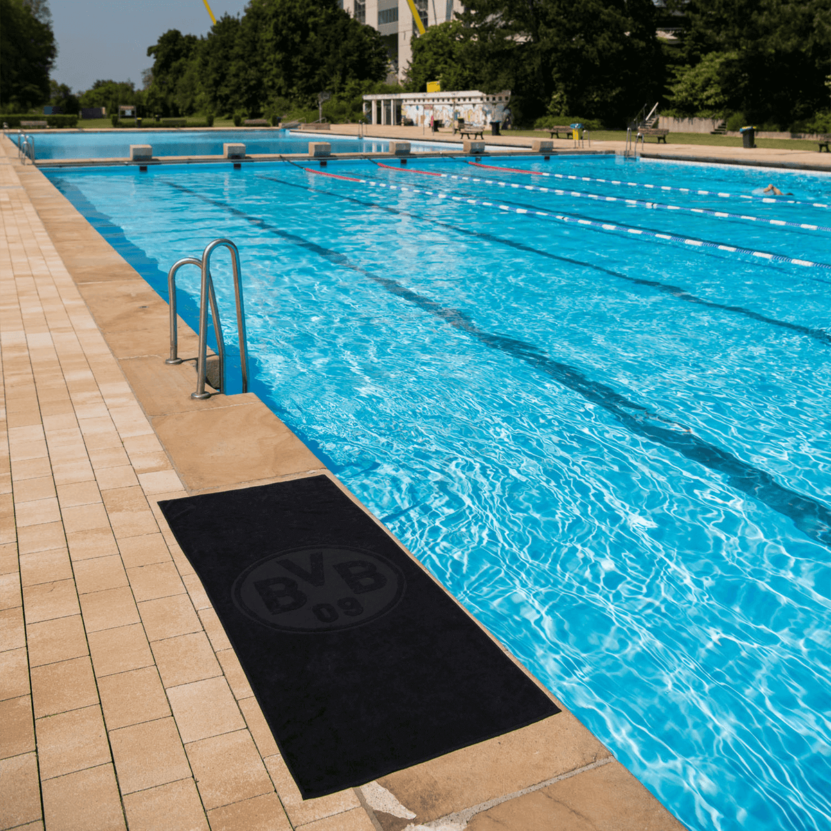 Serviette de bain noire du BVB, mesurant 70 x 180 cm et arborant un grand logo BVB en relief. Idéale pour tous les supporters du Borussia Dortmund à la piscine ou à la plage.