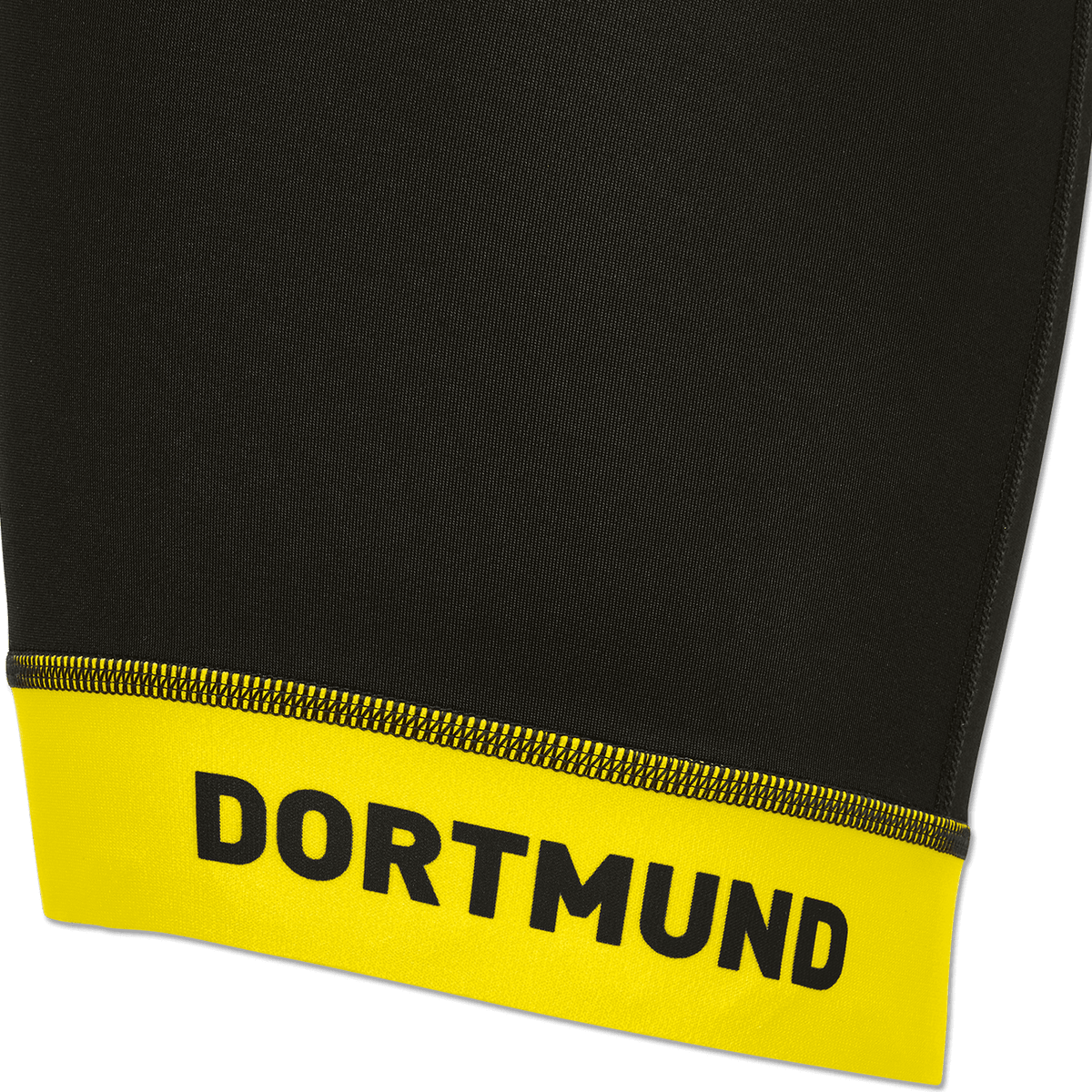Primo piano dei pantaloncini da ciclismo del BVB nei colori nero e giallo, con bordino giallo e scritta "DORTMUND" in nero, ideali per i tifosi del Borussia Dortmund.