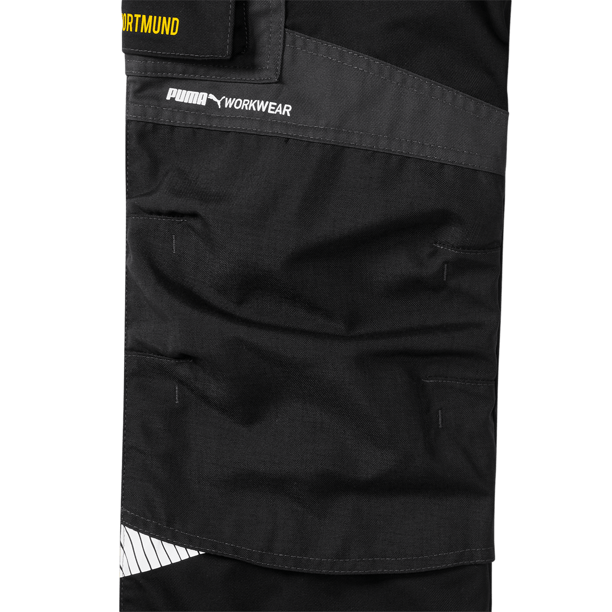 Nahaufnahme der schwarzgrauen BVB Arbeitsbundhose 23/24 mit PUMA-Logo und Workwear-Aufschrift, Teil der aktuellen Borussia Dortmund Kollektion.