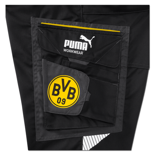 Detailansicht der schwarzen BVB-Arbeitsshorts mit PUMA-Logo und BVB 09-Emblem auf der Tasche.