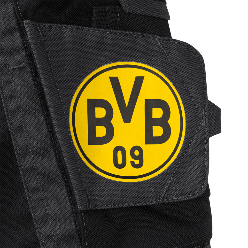 Pantalones cortos negros de trabajo del BVB con el logotipo amarillo y negro del BVB en el bolsillo, la ropa de trabajo ideal para los aficionados del Borussia Dortmund.