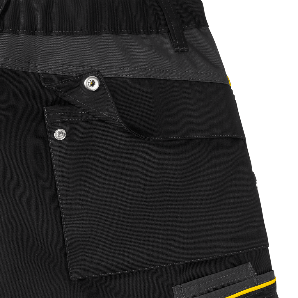 Vista detallada de los pantalones cortos de entrenamiento negros del BVB, con detalles en negro y amarillo y prácticos bolsillos.