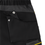Vista dettagliata dei pantaloncini da lavoro neri del BVB con dettagli nero-gialli e pratiche tasche.