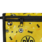 ボルシア・ドルトムントの黒と黄色の子供用財布。目を引くサッカーのモチーフと実用的なファスナー付きで、若いBVBファンにぴったりです。