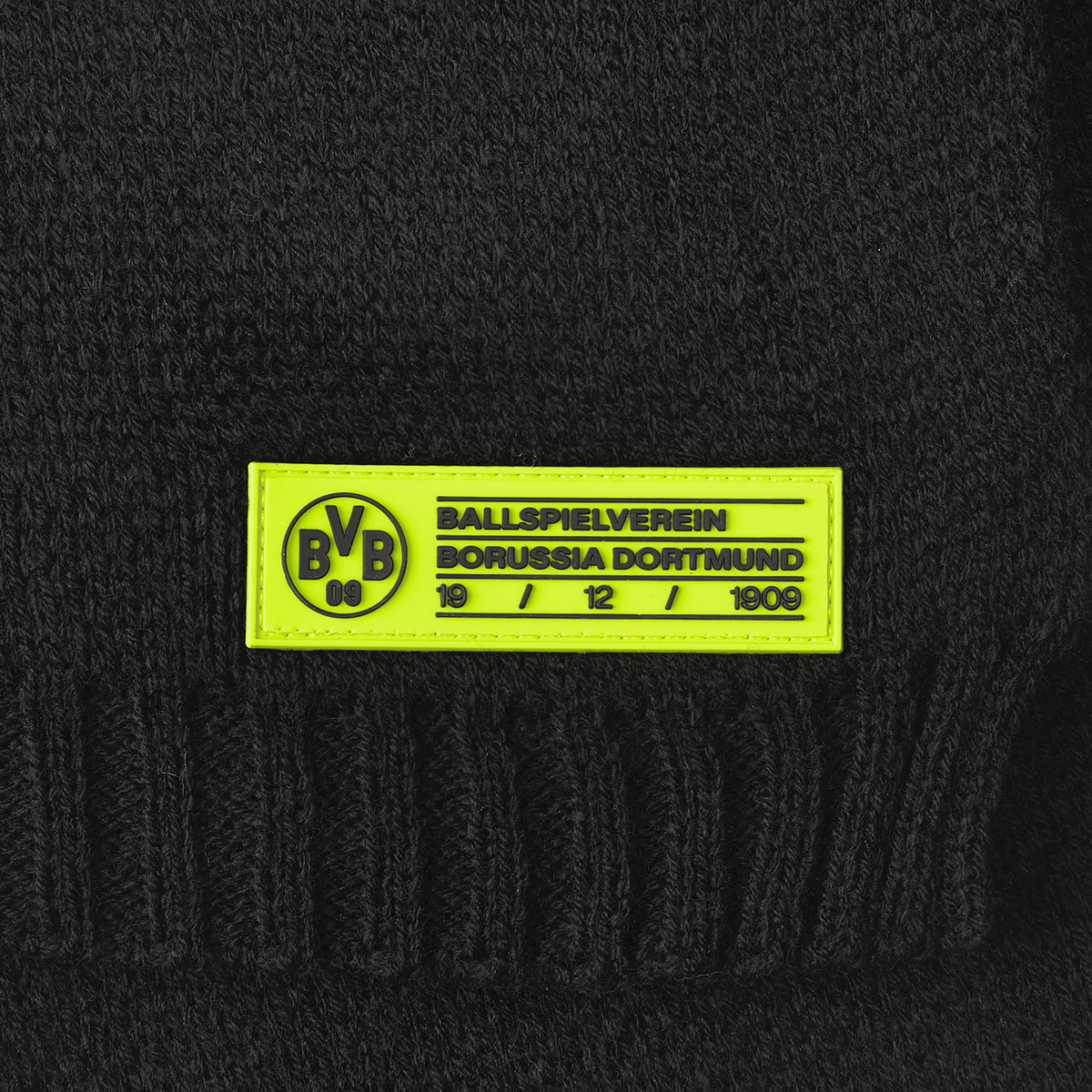Bufanda del BVB en color negro con el escudo amarillo del Borussia Dortmund y el año 1909, ideal como artículo para aficionados.