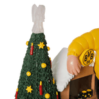 Enano de jardín del BVB decorado con motivos navideños, con un ángel y un árbol de Navidad en los colores negro y amarillo, perfecto para los aficionados del Borussia Dortmund.