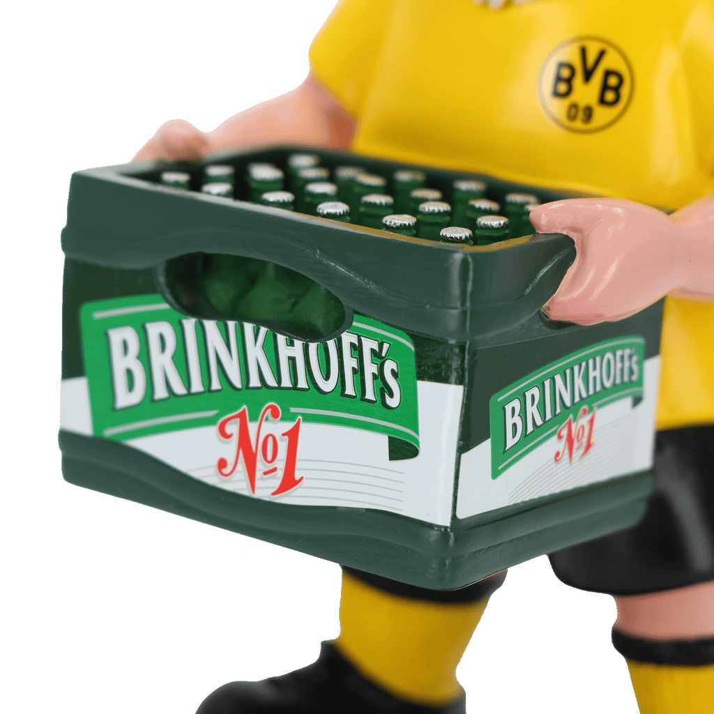 Nain de jardin aux couleurs du BVB, vêtu de son habit noir et jaune caractéristique, tenant un carton de bière Brinkhoff's n° 1. L'accessoire idéal pour les supporters du Borussia Dortmund.
