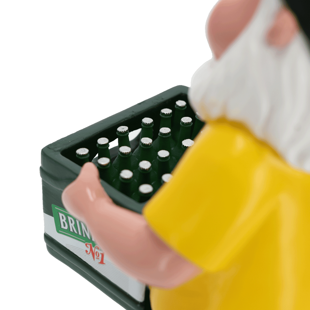 Nain de jardin du BVB noir et jaune, vêtu d'un maillot jaune, portant un carton de bière vert rempli de bouteilles. Un article de fan idéal et une idée de décoration pour les supporters du Borussia Dortmund.