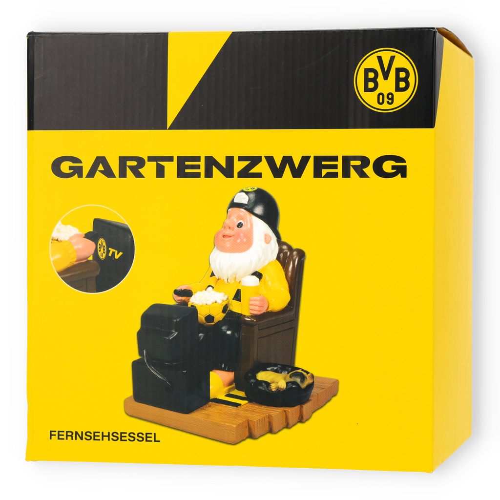 Nano da giardino del BVB nei colori nero e giallo, seduto su una poltrona da televisione, dotato di telecomando, birra, popcorn e pallone da calcio, presentato in una confezione in linea con l’immagine del marchio.