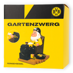 Nano da giardino del BVB nei colori nero e giallo, seduto su una poltrona da televisione, dotato di telecomando, birra, popcorn e pallone da calcio, presentato in una confezione in linea con l’immagine del marchio.