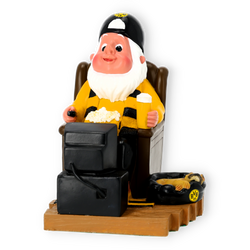 Nain de jardin décoratif du BVB, vêtu d'un maillot noir et jaune, une chope de bière et du pop-corn à la main, confortablement installé dans un fauteuil marron devant un téléviseur, idéal pour les supporters du Borussia Dortmund.