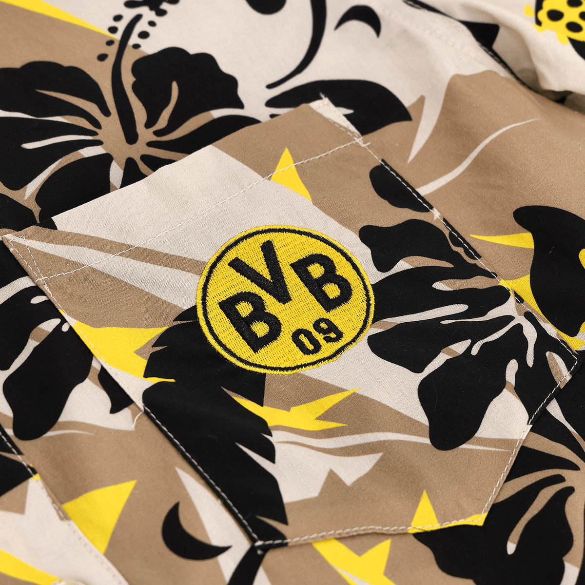 这款BVB Maui衬衫以米色为底，印有醒目的黑黄相间花卉图案，胸袋上绣有BVB-09标志。是BVB球迷的绝佳之选。