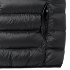 Gepolsterte schwarze BVB-Weste mit praktischer Reißverschlusstasche an der Seite, ideal für kalte Tage und Outdoor-Aktivitäten.