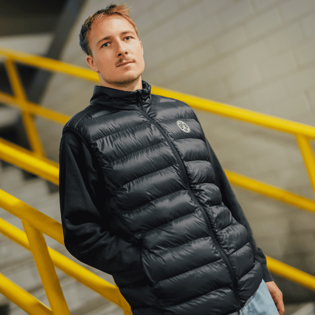 Eine gesteppte schwarze BVB Padded Weste mit BVB-Emblem auf der Brust, perfekt für kühles Wetter und sportliche Outfits.