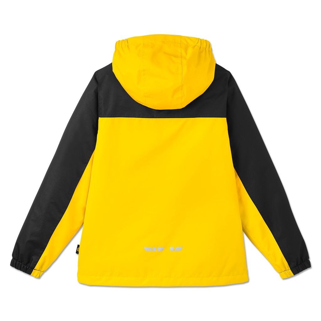 Chaqueta impermeable negra y amarilla del BVB para niños, vista trasera con capucha y detalles reflectantes. Perfecta para el mal tiempo y para los aficionados del Borussia Dortmund.