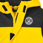 Nahaufnahme einer schwarzgelben BVB-Regenjacke für Kinder mit BVB 09-Logo und Kapuze, ideal für Fans.