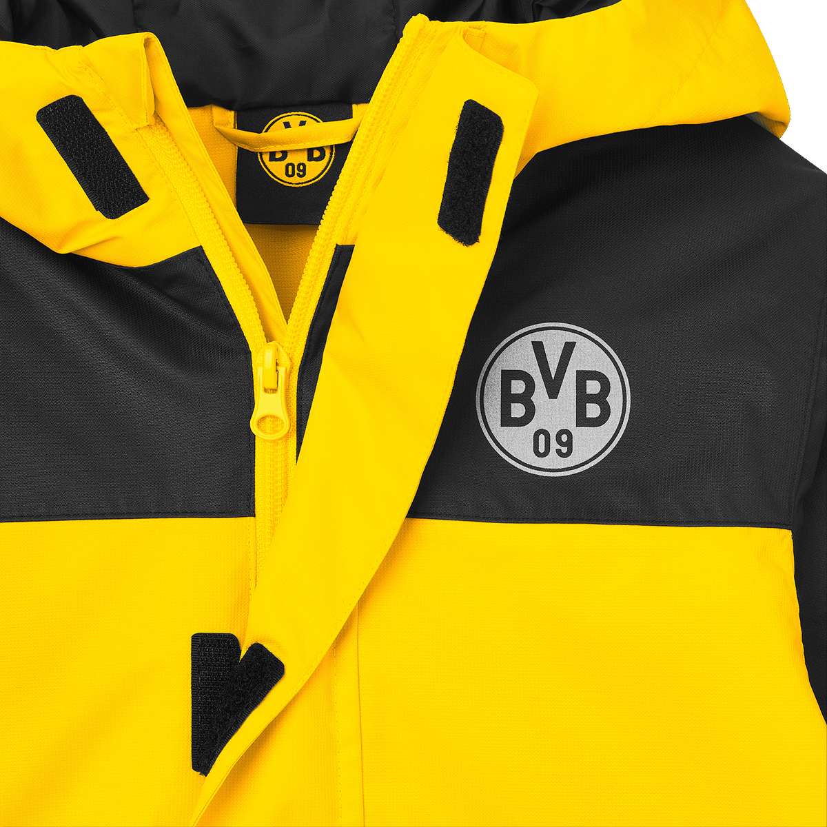 Nahaufnahme einer schwarzgelben BVB-Regenjacke für Kinder mit BVB 09-Logo und Kapuze, ideal für Fans.