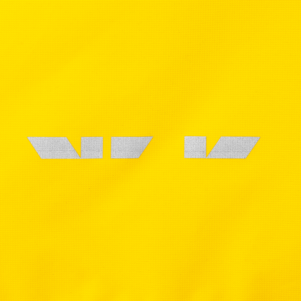Detailaufnahme einer leuchtend gelben BVB Regenjacke für Kinder mit reflektierenden Streifen für gute Sichtbarkeit.