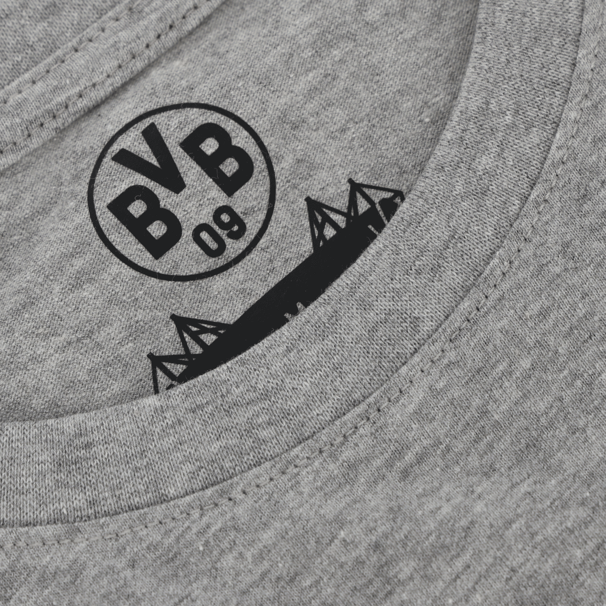 Graues BVB T-Shirt mit eingedrucktem BVB 09 Logo und stilisierter Zeichnung des SIGNAL IDUNA PARK im Kragenbereich.