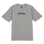 Graues BVB T-Shirt mit schlichtem Design und schwarzem Borussia Dortmund Schriftzug auf der Brust, ideal für Fans und Freizeit.