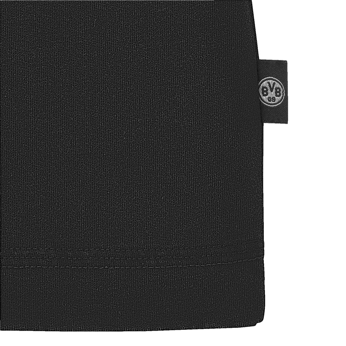 Detailansicht eines schwarzen BVB Retro T-Shirts mit seitlichem Logo-Tag.