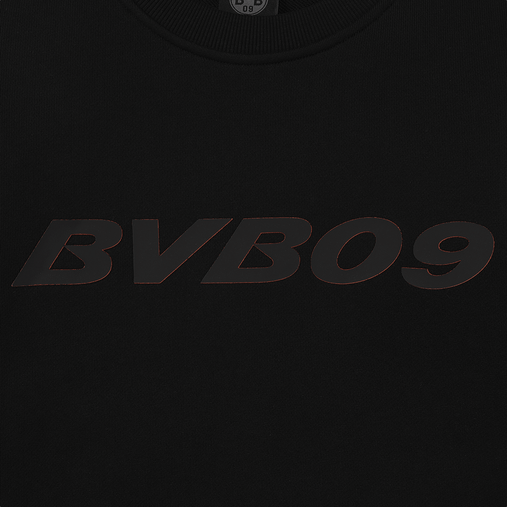 中央にダークグレーの文字で「BVB09」のロゴが大きくあしらわれた、BVBの黒いセーター。ボルシア・ドルトムントのファンに最適です。