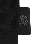Etichetta nera di una maglia del BVB con logo BVB intrecciato, primo piano.