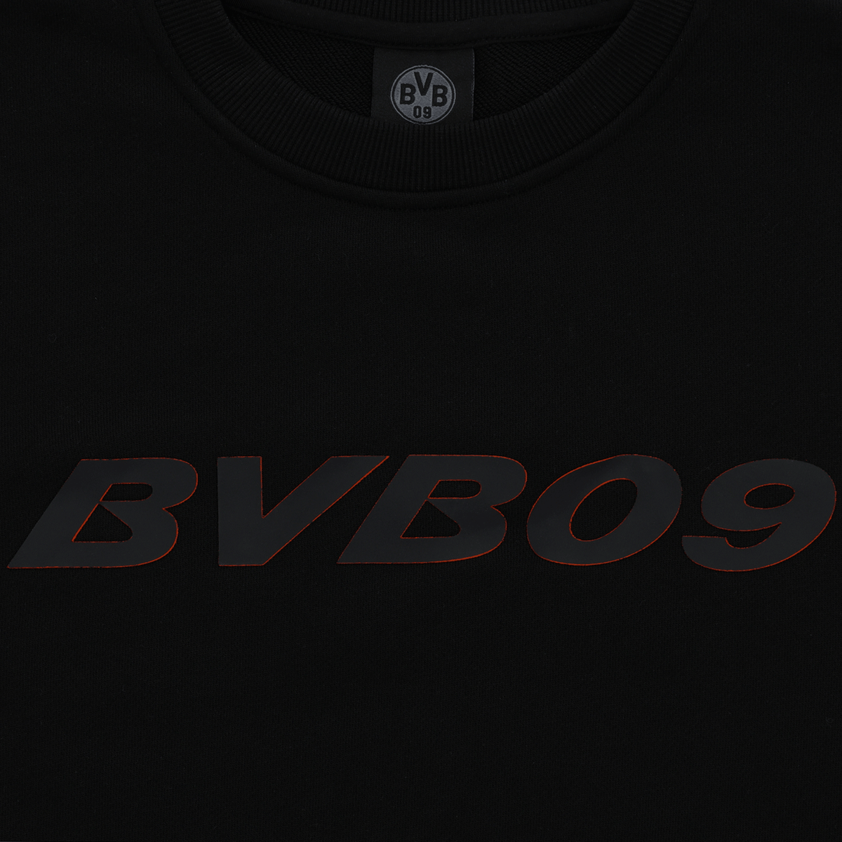 BVB Heatコレクションの黒いセーターで、前面に大きな「BVB09」のロゴが入っており、ボルシア・ドルトムントのファンに最適です。