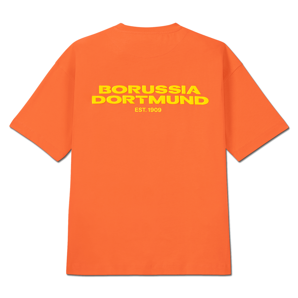 Camiseta «BVB Urban» de color naranja con el logotipo grande y amarillo del Borussia Dortmund y la inscripción «EST. 1909» en la espalda, ideal para los seguidores del BVB.