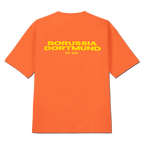 Camiseta «BVB Urban» de color naranja con el logotipo grande y amarillo del Borussia Dortmund y la inscripción «EST. 1909» en la espalda, ideal para los seguidores del BVB.