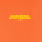 Camiseta «BVB Urban» de color naranja brillante con el llamativo logotipo amarillo del Borussia Dortmund y la inscripción «EST. 1909» en la parte delantera.