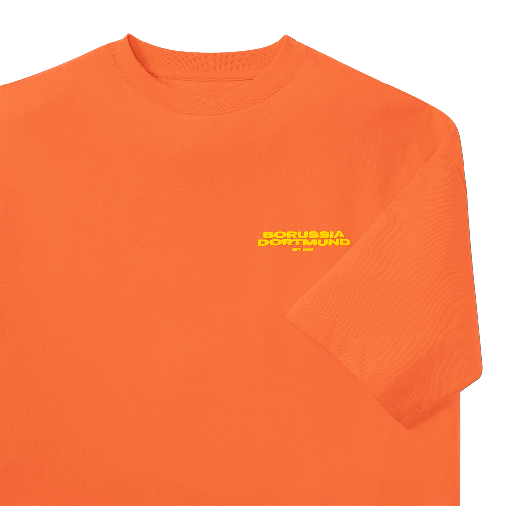 Camiseta «BVB Urban» de color naranja con el logotipo amarillo del Borussia Dortmund en el pecho izquierdo, de manga corta, artículo para los seguidores del Borussia Dortmund.